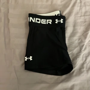 Träningsshorts - Säljer dessa träningsshorts i storlek S. använt 2-3 gånger köptes i juni, fortfarande bra skick