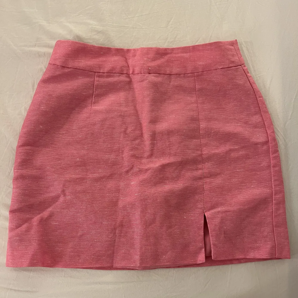 Rosa kort kjol från Gina Tricot. Knappt använd 🩷. Kjolar.