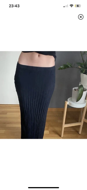 Kjol - Superfin lågmidjad lång kjol i storlek xs-s💞