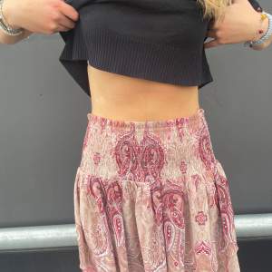 Snygg tunn lindex kjol, skön att ha på sig på sommaren eller på våren. 100% polyester