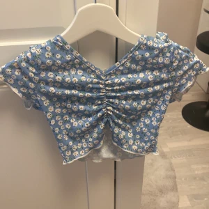 Topp - En söt tipp från SHEIN nästan helt oanvänd och prefekt till skolstart 