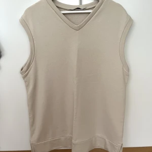 Väst - En beige väst, oversize i strl S. Använd ett par gånger bara