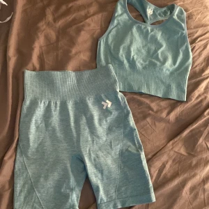 Gym set - Endast använd 1 gång! Fint blått gymset i strl Xs/s. Kan köpas separat.