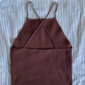 Topp med korsad rygg - Brun topp från Zara med korsad rygg 🤎