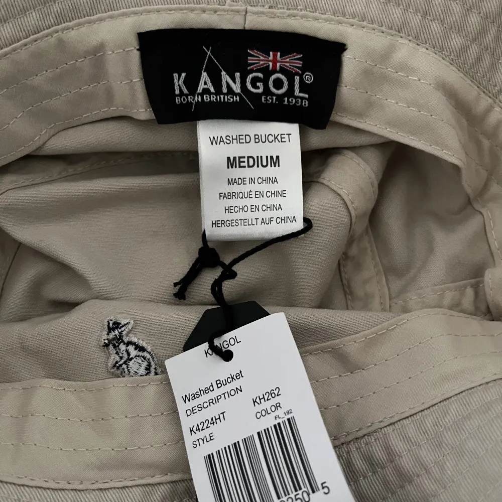 Säljer min helt oanvända bucket hat från Kangol i strl M. Nypris är 325kr men säljer den för 150kr. Övrigt.