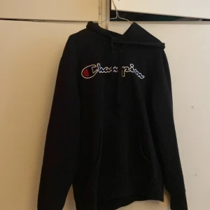 Chapion hoddie svart för 450 - Hoddien har vart använd en gång fick den i present men den va för stor 