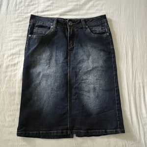 Vintage lågmidjad jeanskjol - Ascool lågmidjad jeans kjol från Miss RJ med metall detalj på ena bakfickan. Jättefint begagnat skick, inga defekter! Midja mätt rakt över: 39,5cm, längd: 59cm. Storlek 40, men sitter bra på mig som oftast bär 34/36🫶💕