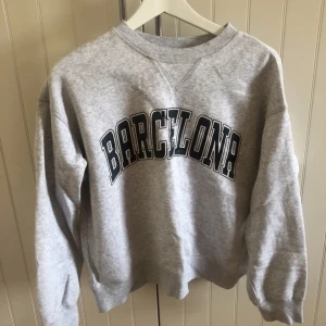 Sweatshirt - Säljer denna från H&M. Knappt använd.