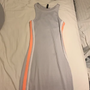 Kläning - Klänning från H&M,fint skick. köpt för 299 kr