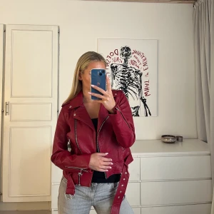 Mörk röd skinnjacka - Mörk röd skinn jacka❤️