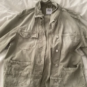 Grön jeans jacka ( zara ) - Använd fåtal gånger, säljer pga att den inte kommer till användning så ofta💞 nypris 500kr