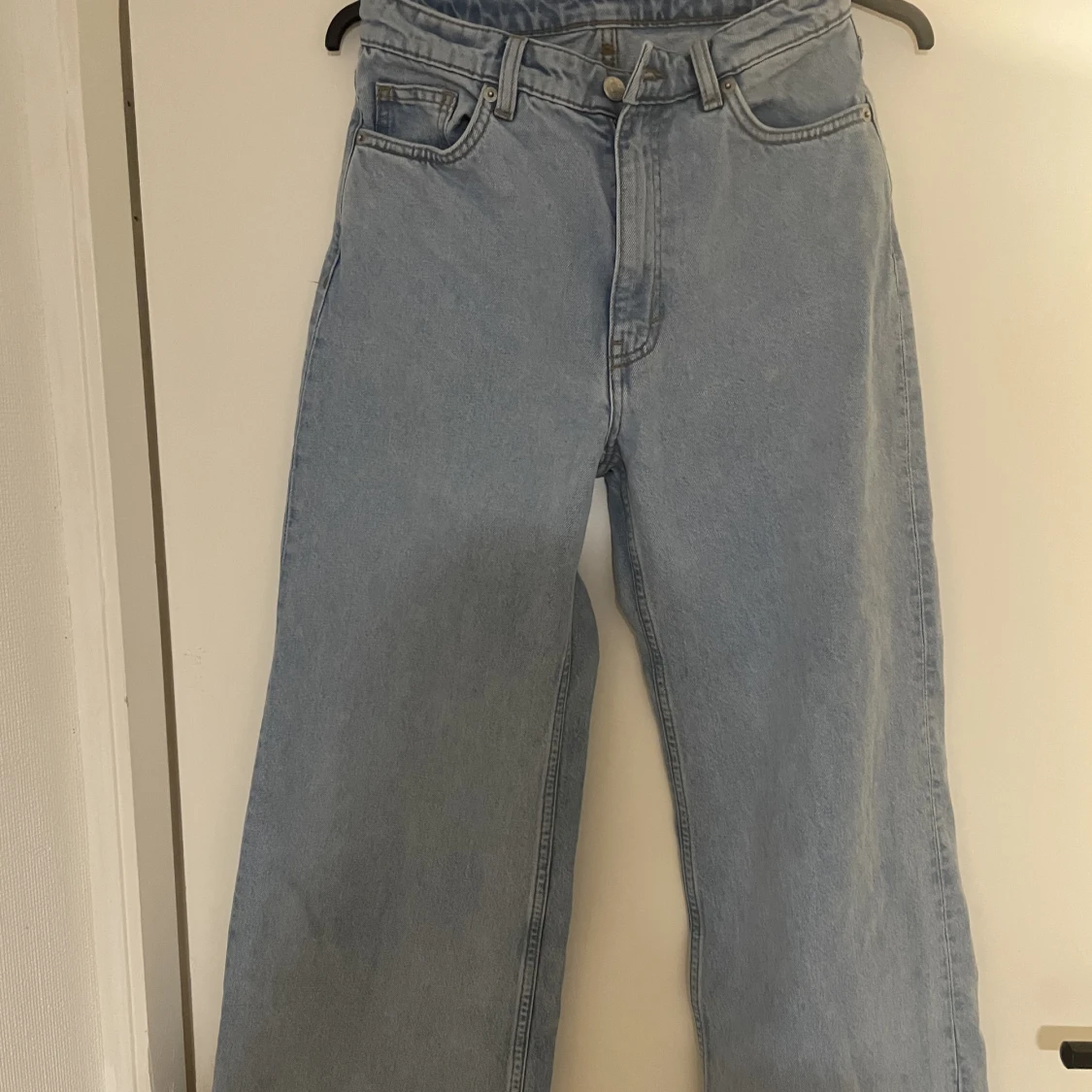 Ljus blåa jeans från Monki - 90