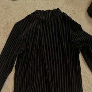 Söt topp - Säljer denna polo tröja från monki💞skriv för frågor!