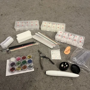 Gelenaglar - Jag tänkte börja med gelénaglar för ett tag sen men tycker inte det är så kul och fastnade inte riktigt för det. Så nu tänkte jag sälja det som finns kvar (det mesta är från nagelgiganten och köptes för ca 2000kr)   Kontakta mig för en lista på allt :)