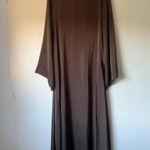 En brun abaya som är ganska lång på mig därför har den inte kommit till användning så mycket. Kontakta mig för frågor😊