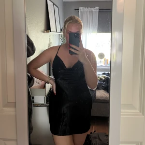 Sidenklänning  - Svart sidenklänning från HM. Storlek M. Aldrig använd