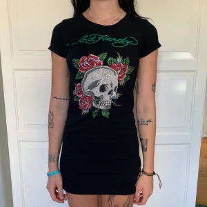 Ed hardy - Klänning/topp från ed Hardy. Fint skick men tappat några stenar. Storlek xs. 150kr plus frakt