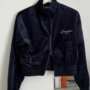 Sean John x Missguided velour tracksuit - toppen är i storlek 36 och byxorna är i storlek 38 (36 blev för tight i midjan). Denna outfit har varit min go-to när jag inte orkade styla mig själv, vilket var kanske 3-4 gånger 🤍