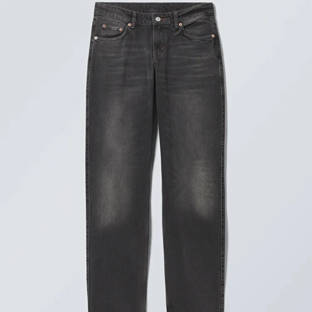 Weekday jeans i modellen arrow low, nior black. Köparen står för frakten🫶🏼. Jeans & Byxor.