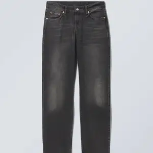 Weekday jeans i modellen arrow low, nior black. Köparen står för frakten🫶🏼