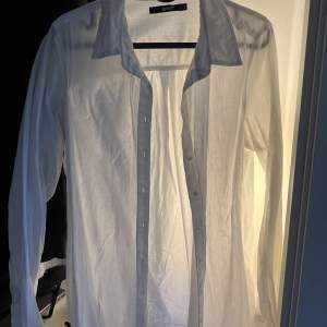 Fin vit skjorta, säljer pga för liten. Fint skick! 