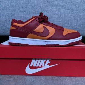 Dunk Low Retro "Midas Gold" - Cond 10/10 Storlek 44