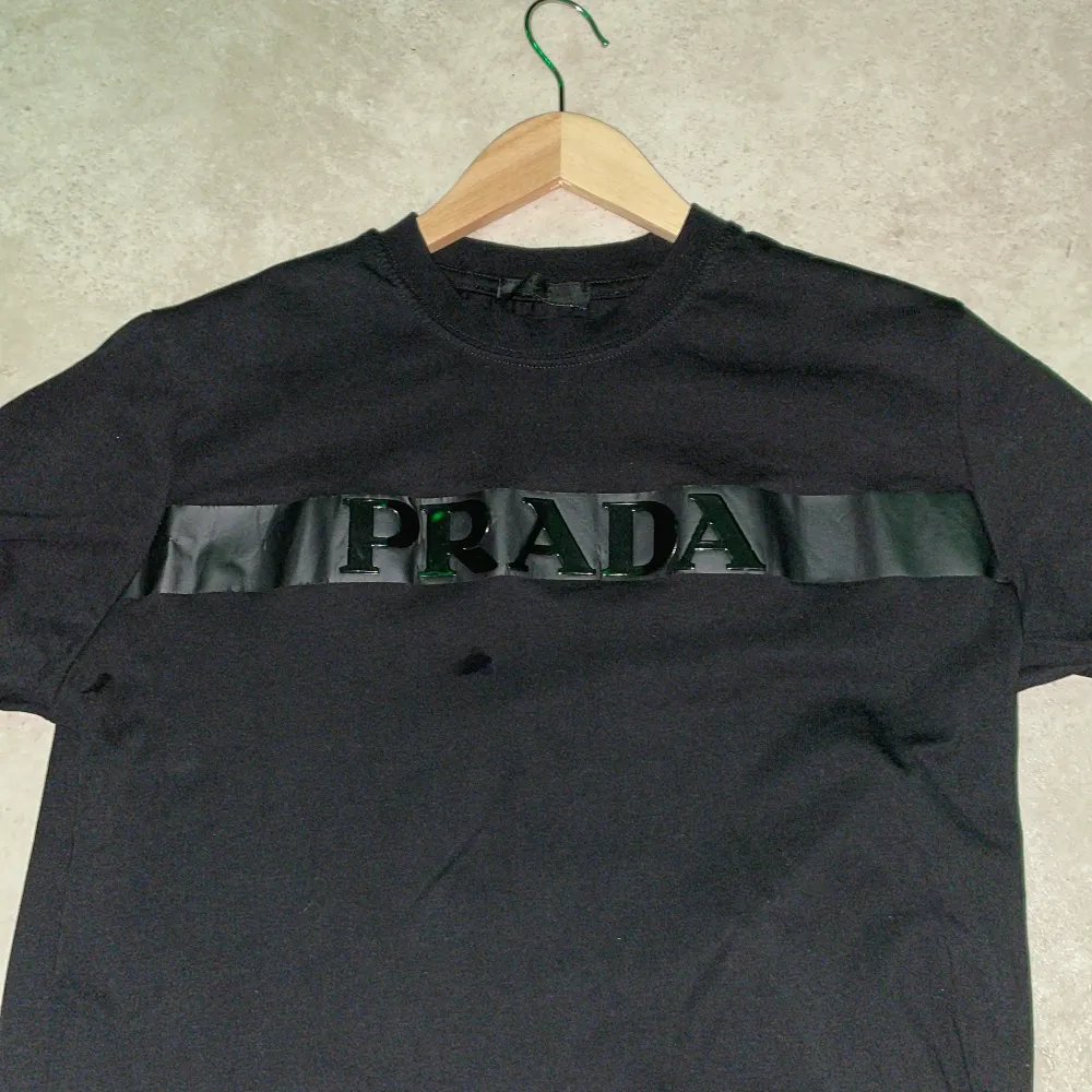 En Prada tröja som är nästan helt ny, använt bara 2 gånger och är i jättebra skick (9,5/10), pris går att diskuteras och nypris kostar ungefär 3000-4000kr. Äkta såklart, finns qr scan code . T-shirts.