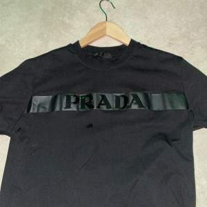 En Prada tröja som är nästan helt ny, använt bara 2 gånger och är i jättebra skick (9,5/10), pris går att diskuteras och nypris kostar ungefär 3000-4000kr. Äkta såklart, finns qr scan code 