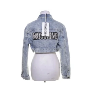 Jeansjacka från Moschino x hm - Säljer denna såå coola jeansjackan från limited ed Moschino x hm❤️ aldrig använd med lapparna kvar (ej från sellpy, tog bara bilden därifrån) 