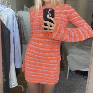 Stickad klänning - Säljer denna supersöta stickade klänningen! Köpt här på Plick, aldrig använd (lånad bild) 