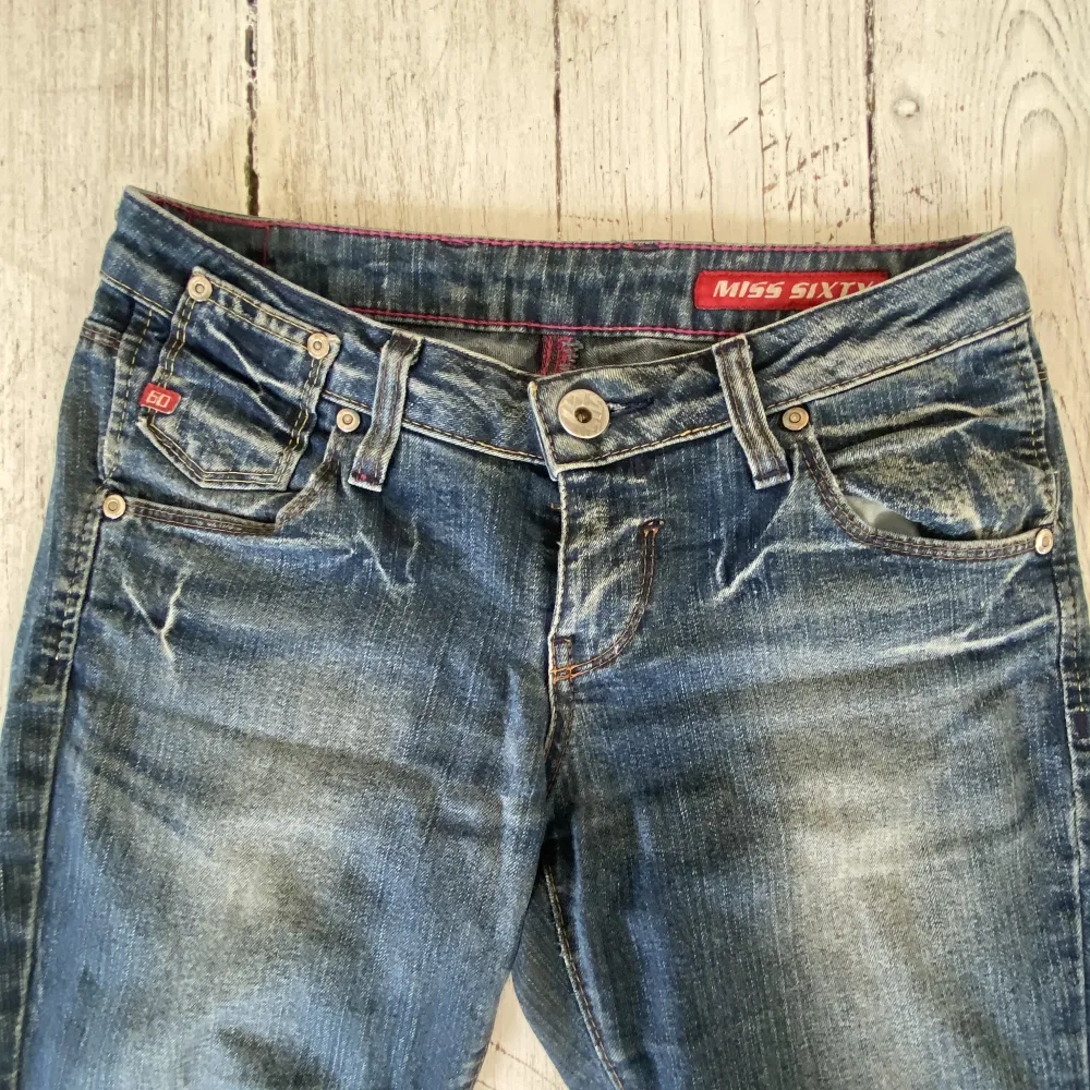 Säljer jeans från miss sixty. Lågmidjade och jättesnygga. Ja har sytt de längst ner som man ser tydligt hur de ser ut på sista bilden. Midjemåttet är 35 och innerbenslängden är 78 cm. Jeans & Byxor.