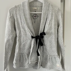 Kofta odd molly storlek 0 - Grå kofta från odd molly i fint skick