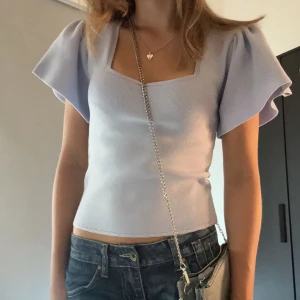 Stickad tshirt/topp - Jättefin slutsåld tröja från ONLY, aldrig använd så i nyskick🩷Köpt för 280kr