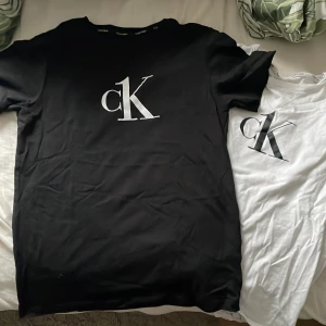 Två stycken Calvin Klein T-shirts - Köp båda för 250kr! Om du bara vill köpa en blir det 150kr för en tröja. Storleken är S och tröjorna har inga skador eller liknande. 