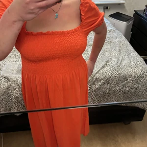 Röd maxiklänning arm ny xxl - Röd maxiklänning ny med tag xxl 