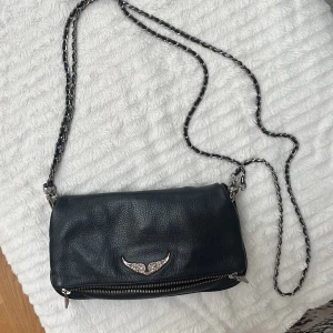 Zadig & Voltaire väska - Säljer nu min super fina Zadig & Voltaire väska i den klassiska Rock modellen! Väskan är väl använd men ändå i otroligt bra skick, endast lite rost på vingen. Nypris 3400kr inköpt i deras butik i Stockholm. Vid snabb affär är priset diskuterbart💕