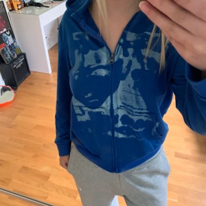 Emmiol zipup - Snygg zipup från emmiol, använder aldrig längre men as nice passform. Står inte storlek men gissar på S