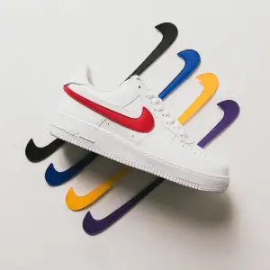 Sneakers från Nike, modell Air Force 1 Low With Removable Velcro Swooshes. Använd, men utan anmärkning.  Storlek: 41 Material: Skinn