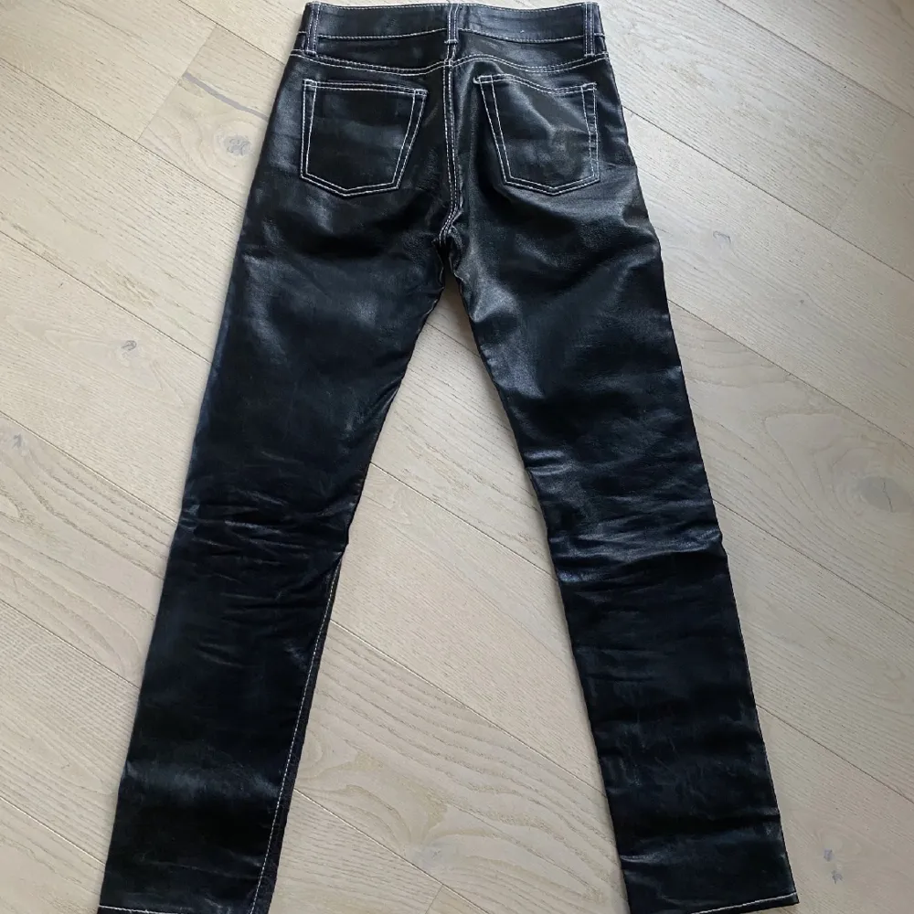 Säljer mina sjukt snygga eytys cypress jeans/byxor. De är ett par svart lackade byxor som tyvärr är lite för små.   Storlek: 28/34  Nypris: 2200kr.  Pris kan diskuteras och köpare står för porto💕. Jeans & Byxor.