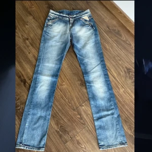 Lågmidjade jeans - Lågmidjade raka jeans från Replay. Perfekta byxor för någon som är lång, nästan förlånga på mig som är 174. Super snygga men tyvärr för små.