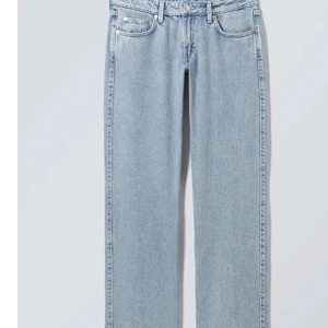 Low waist jeans - Säljer dessa populära arrow low waist jeans från weekday! Slutsåld storlek! Nypris 590kr mitt pris 300kr. Använda endast en gång. Strl 28/34❤️