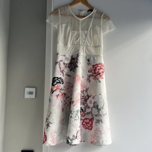 Festklänning från Next Petite UK - Jättefin festklänning från NEXT petite. Nytt pris 1200kr, säljer för 300kr.