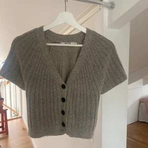 Stickad topp - Finstickad topp från NAKD🪩 Knappt använd säljer då jag inte använder den! Storlek S  Buda!