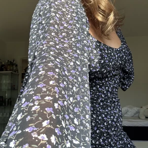 Blommig klänning - Super smickrande klänning som framhäver ens kurvor! Stora ”ballongarmar”.