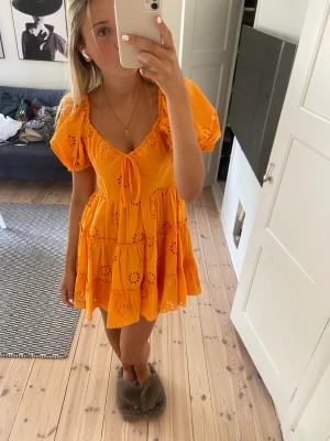 Klänning - Säljer denna fina klänning från zara storlek XS