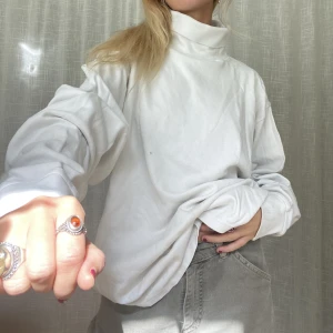 Polo Lyle & Scott - Märkt storlek xl, passar mer en L    Jag är vanligtvis storlek S 164cm lång. Glöm ej mina andra annonser 💌