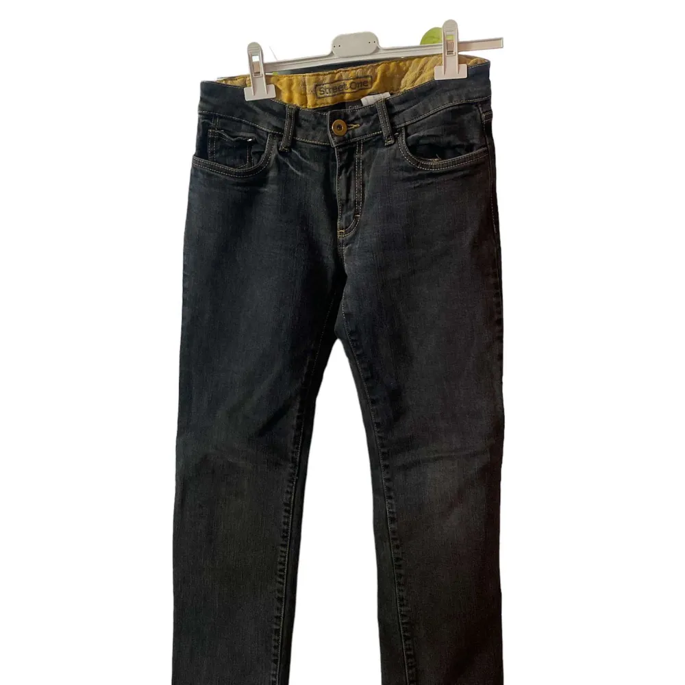 Jättesnygga jeans som passar mig perfekt och jag är 158 cm! Säljer då dom inte kommer till användning längre💕(frakt ingår i priset) . Jeans & Byxor.