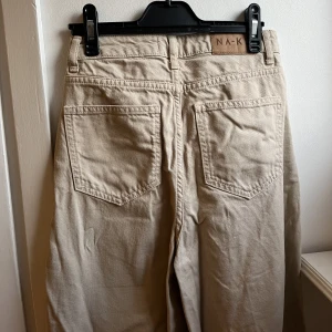 Beiga jeans Nakd - Säljer dessa beiga jeans från nakd, storlek 34.