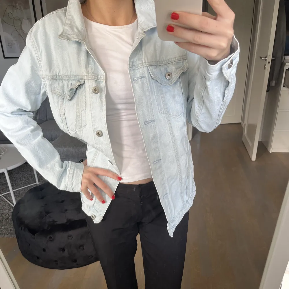 Säljer nu denna oversized jeansjacka från lager157 då den inte kommer till användning. Endast använd 1 gång och därför i bra skick, men lite styv efter att jag tvättat den i tvättmaskinen. Storlek XS men passar även S beroende på hur den ska sitta. Jackor.