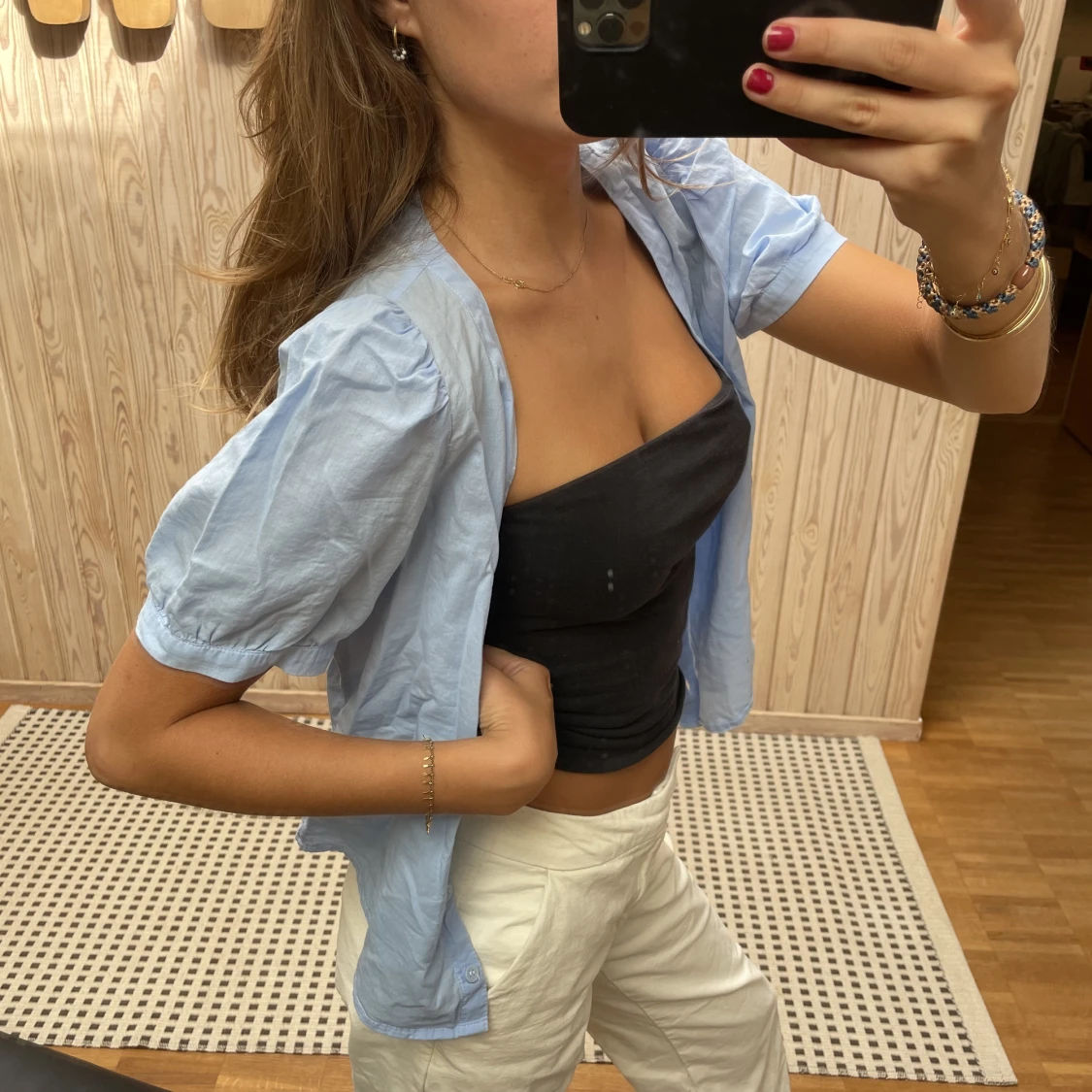 Blå blus med knäppning